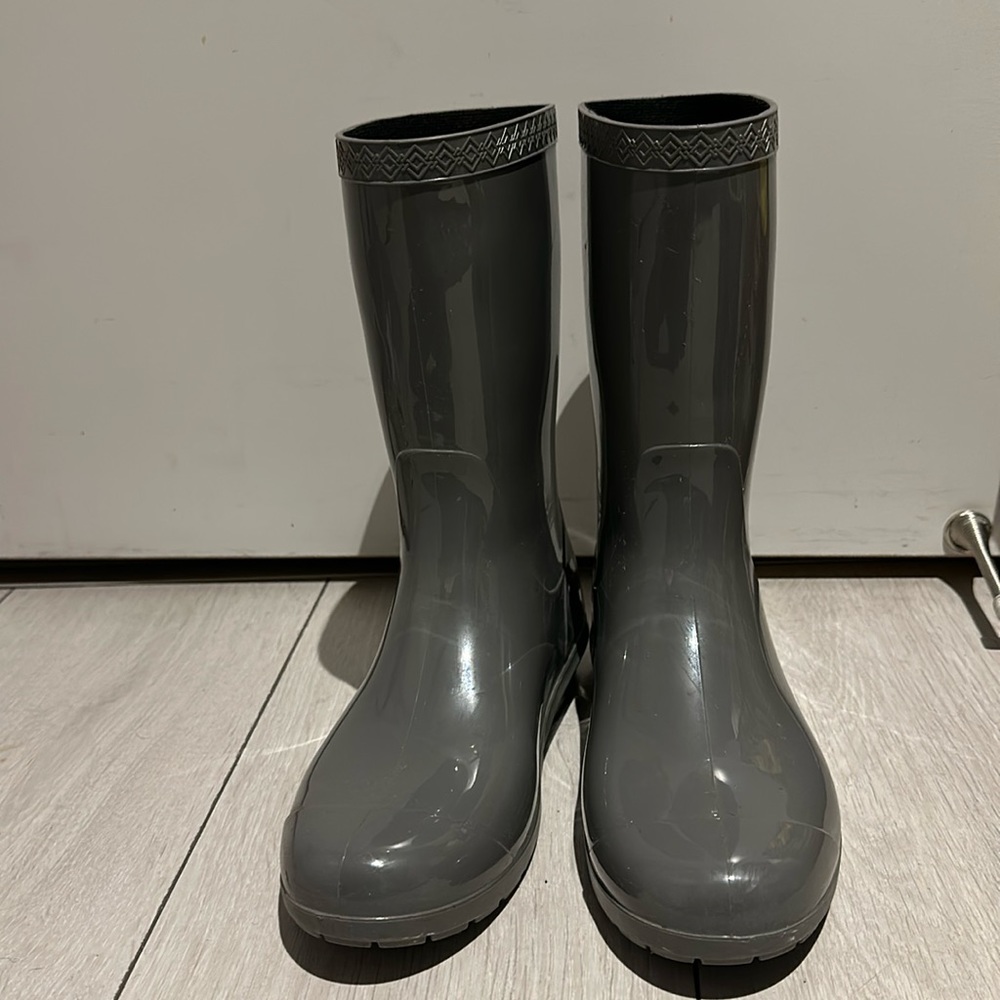 UGG SHAYE RAIN BOOT EUC
